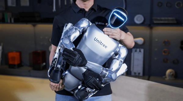 Инженеры создали трансформера, который может ходить, летать и ездить